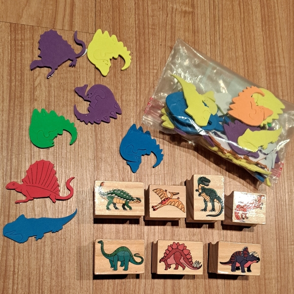 Everything Dinosaurs: books + more = 5lbs - Picture 3 of 3